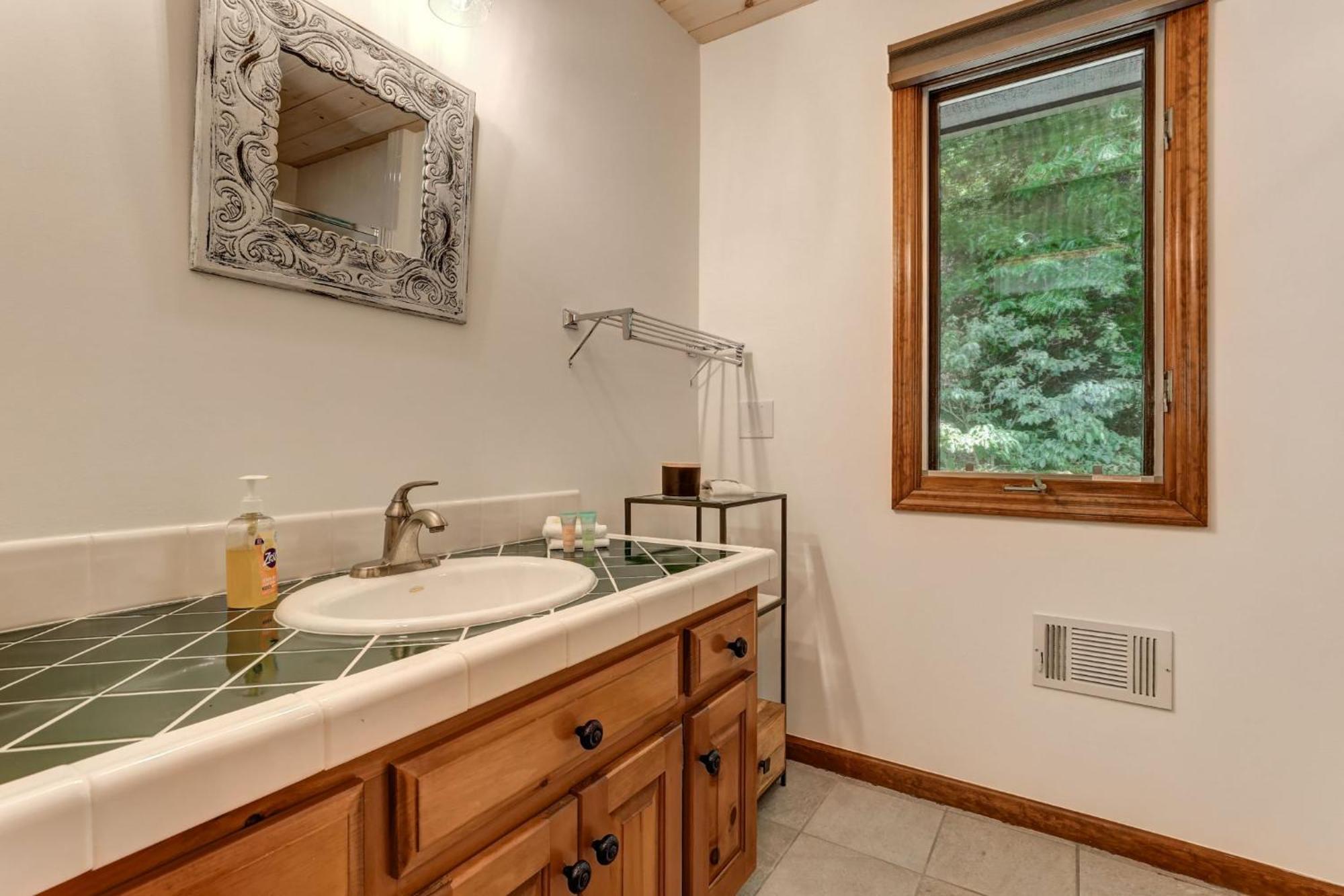 Falken Haus - Relax In Seclusion With Panoramic Lake Views 재스퍼 외부 사진