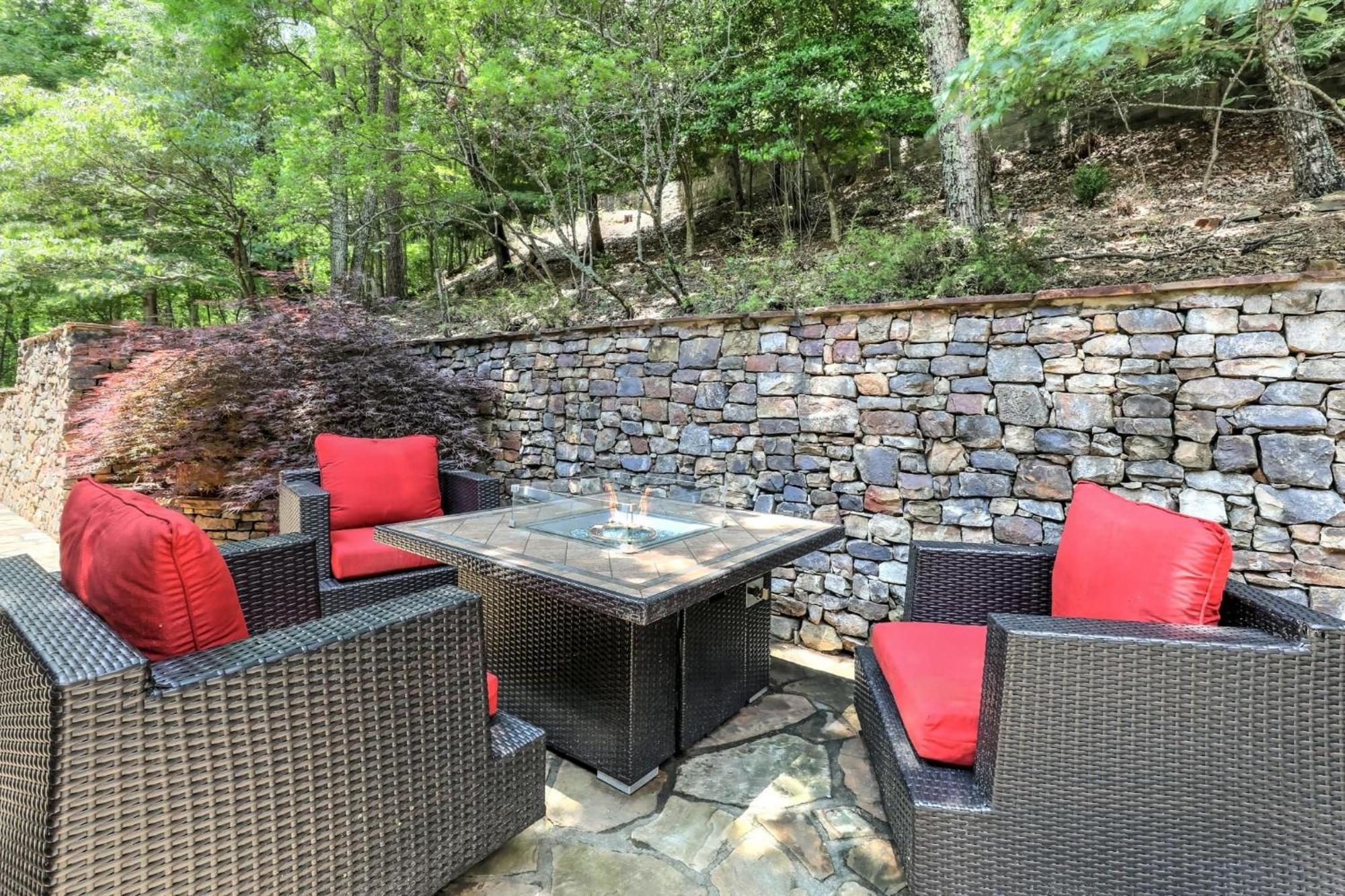 Falken Haus - Relax In Seclusion With Panoramic Lake Views 재스퍼 외부 사진