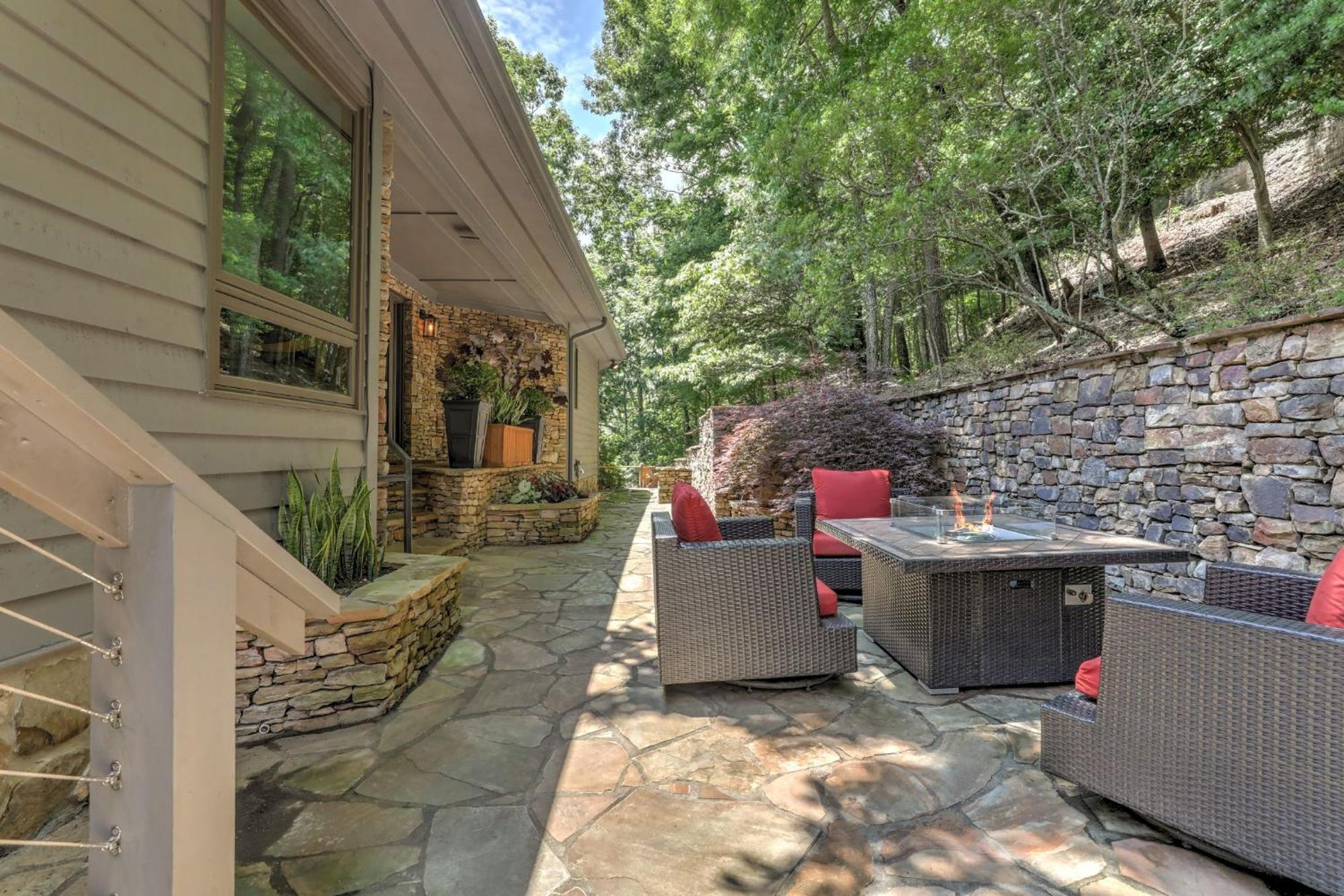 Falken Haus - Relax In Seclusion With Panoramic Lake Views 재스퍼 외부 사진